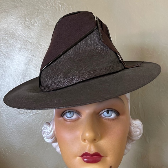 PRECIOUS 1940s' BROWN STRAW TILT FEDORA WITH BROWN VINYL EDGING - Picture 4 of 14